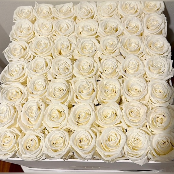 Saaya Rose Box, 49 Real Roses - Picture 1 of 3